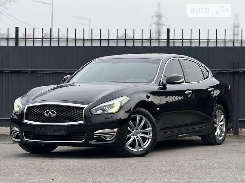 Infiniti Q70 (2016)