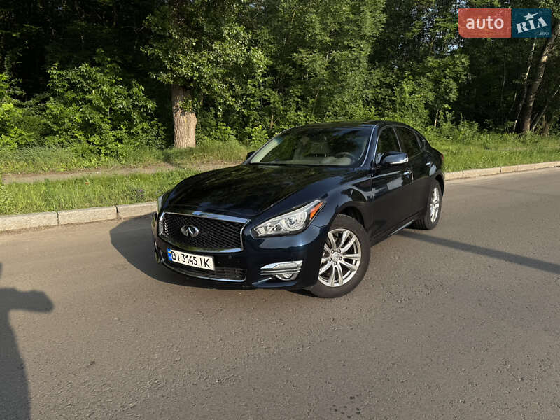Infiniti Q70 (2015)
