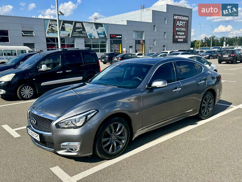 Infiniti Q70 (2015)