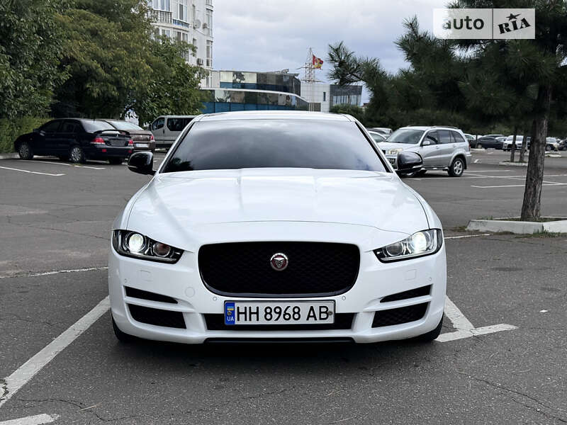 Jaguar Xe (2017)