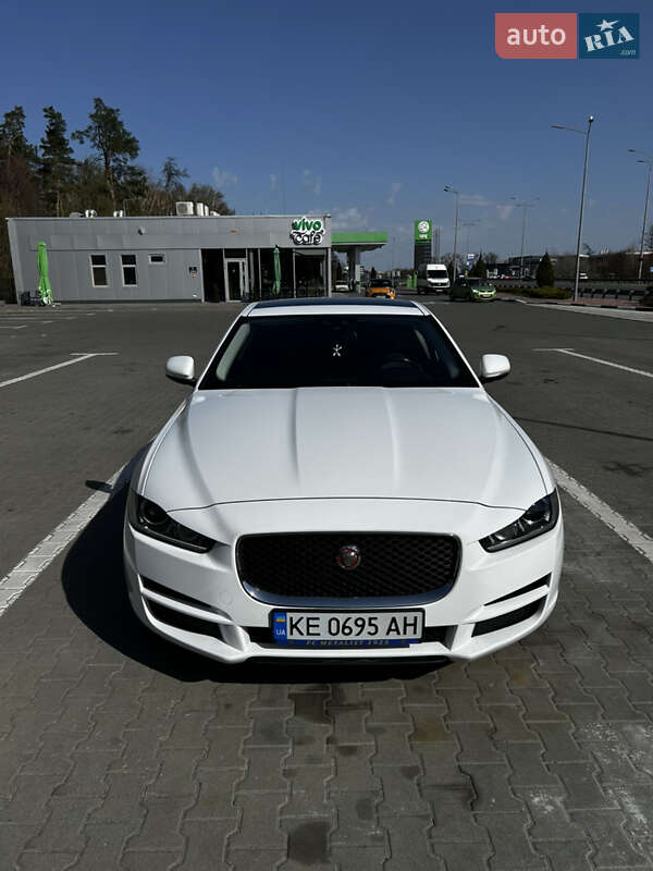 Jaguar Xe (2016)