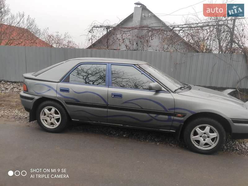 Mazda 323 (1990)