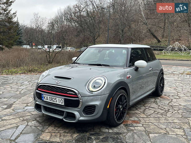 Mini Hatch (2020)