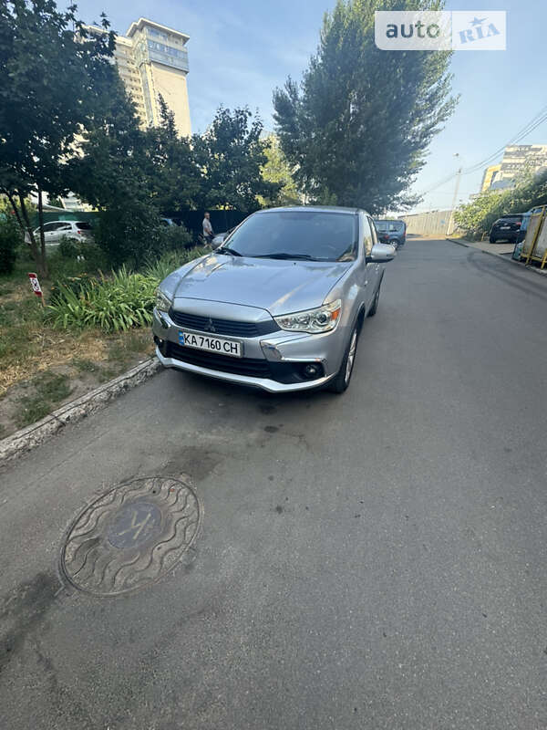 Mitsubishi Outlander sport (2016)