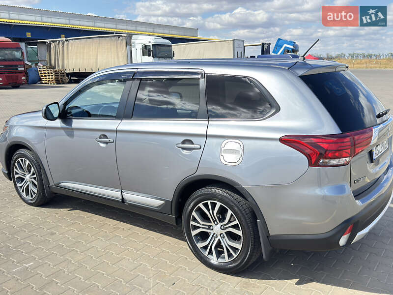 Mitsubishi Outlander (2016)