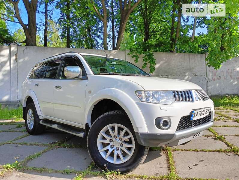 Mitsubishi Pajero sport (2011)