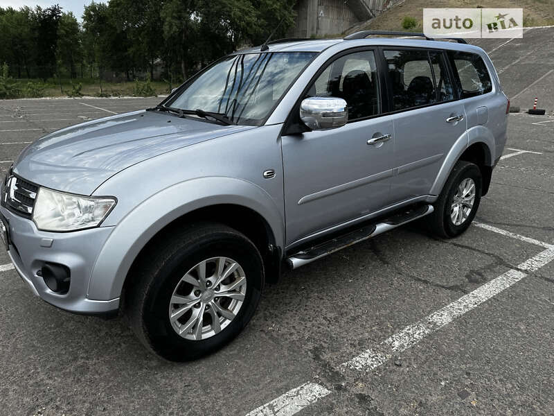 Mitsubishi Pajero sport (2015)