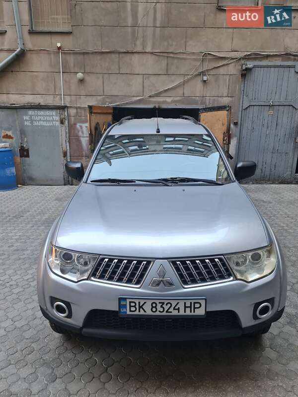 Mitsubishi Pajero sport (2011)