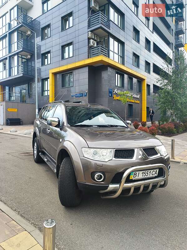 Mitsubishi Pajero sport (2010)