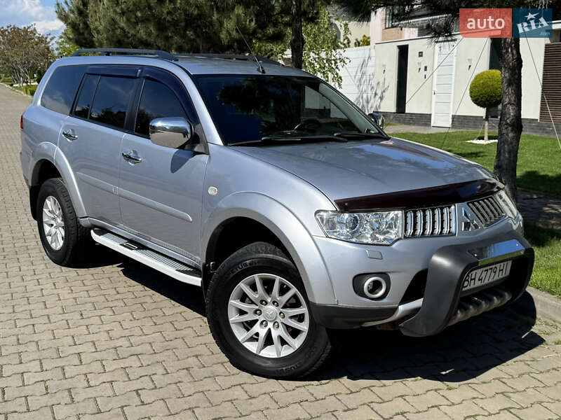 Mitsubishi Pajero sport (2011)