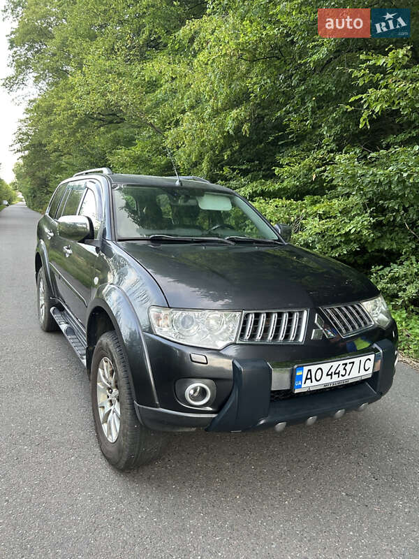 Mitsubishi Pajero sport (2010)