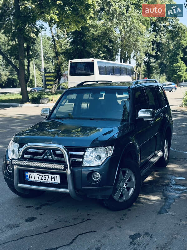 Mitsubishi Pajero wagon (2008)
