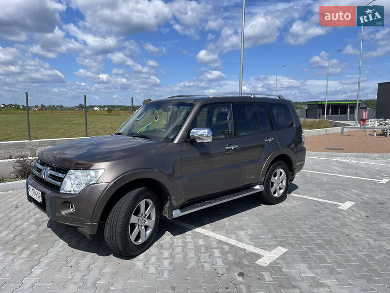 Mitsubishi Pajero wagon (2011)