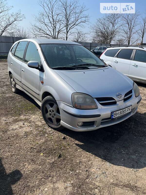 Nissan Almera tino (2001)