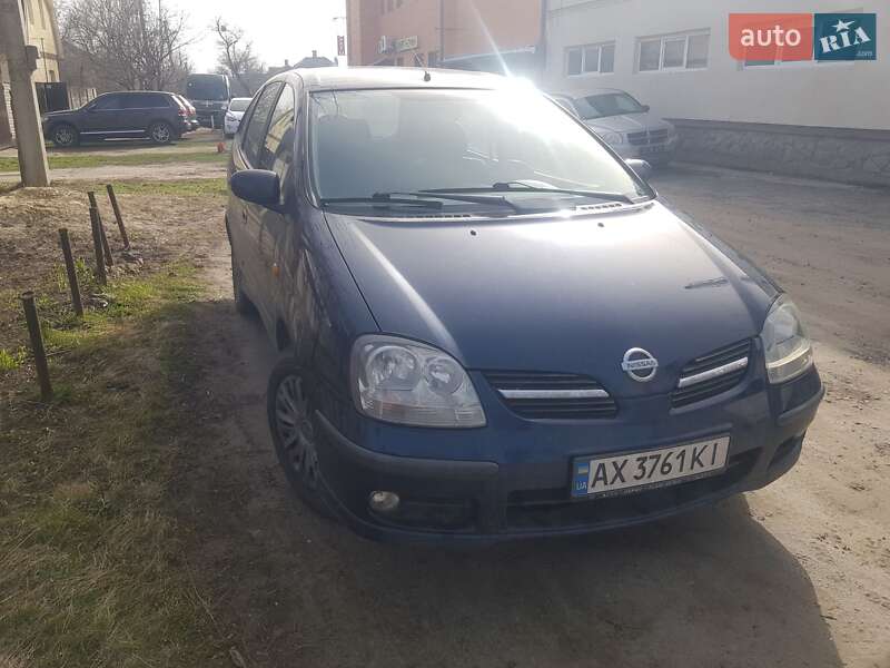 Nissan Almera tino (2004)