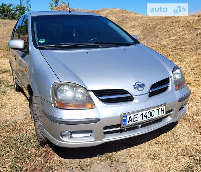 Nissan Almera tino (2004)