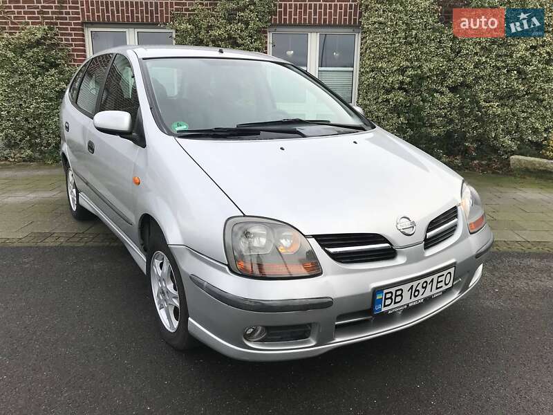 Nissan Almera tino (2004)