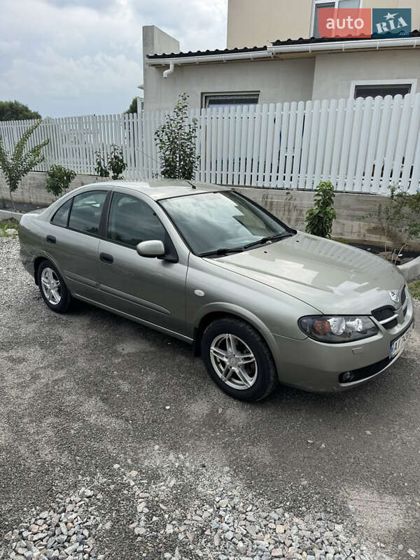 Nissan Almera (2005)