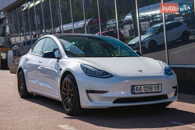 Tesla Model 3 (2019)