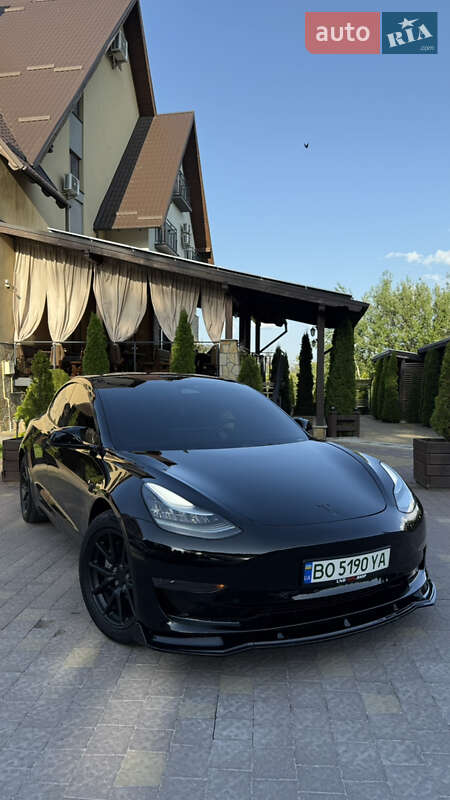 Tesla Model 3 (2019)