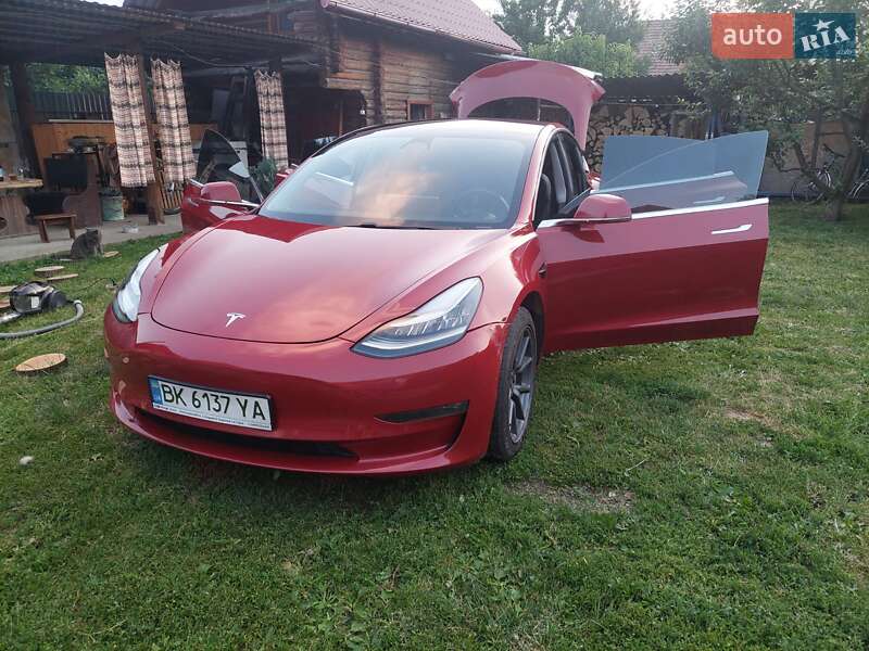 Tesla Model 3 (2019)