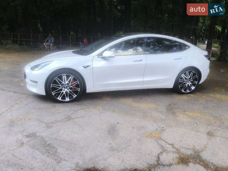 Tesla Model 3 (2019)