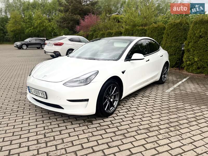 Tesla Model 3 (2023)