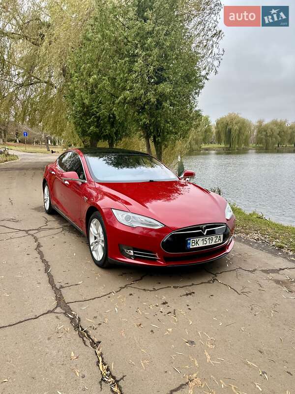 Tesla Model s (2015)