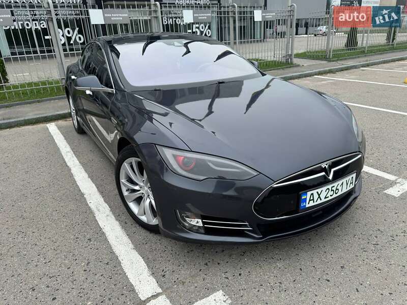 Tesla Model s (2015)
