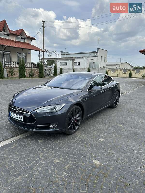 Tesla Model s (2015)