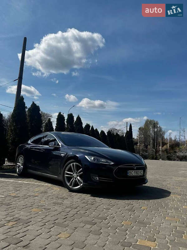 Tesla Model s (2015)