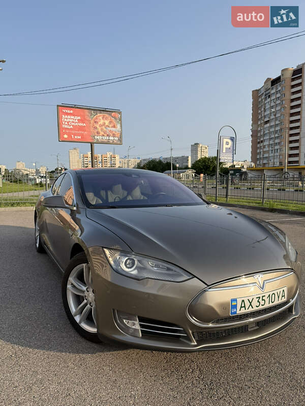Tesla Model s (2015)