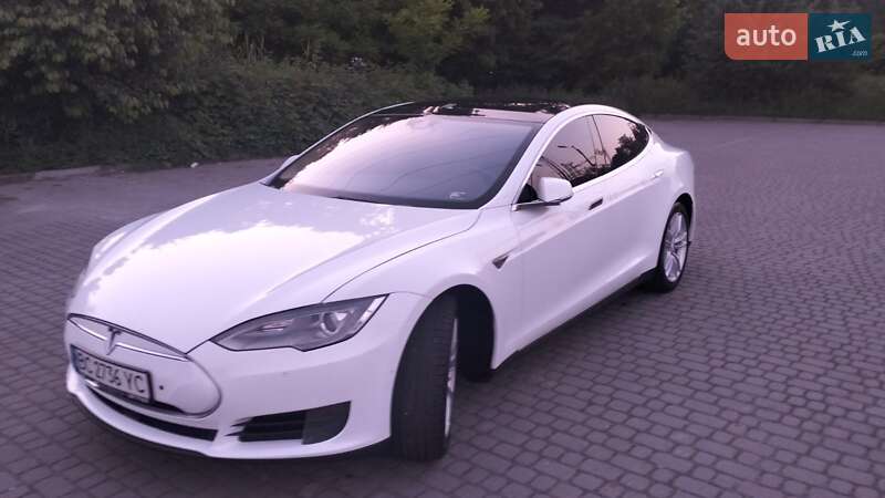 Tesla Model s (2015)