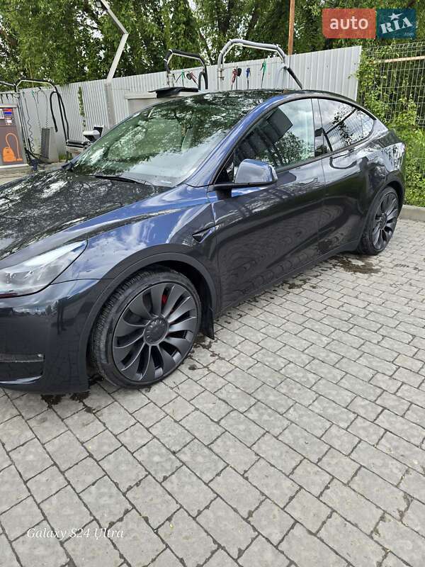 Tesla Model y (2024)