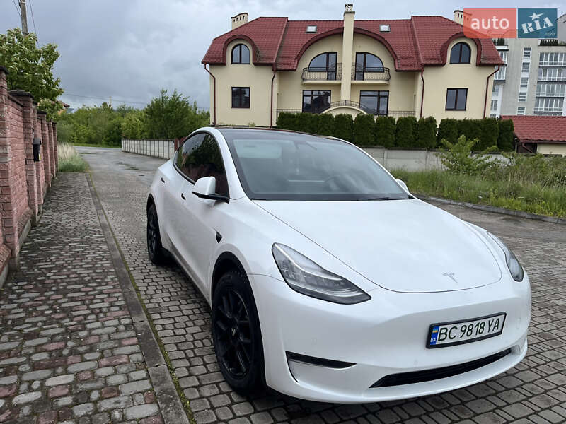 Tesla Model y (2020)