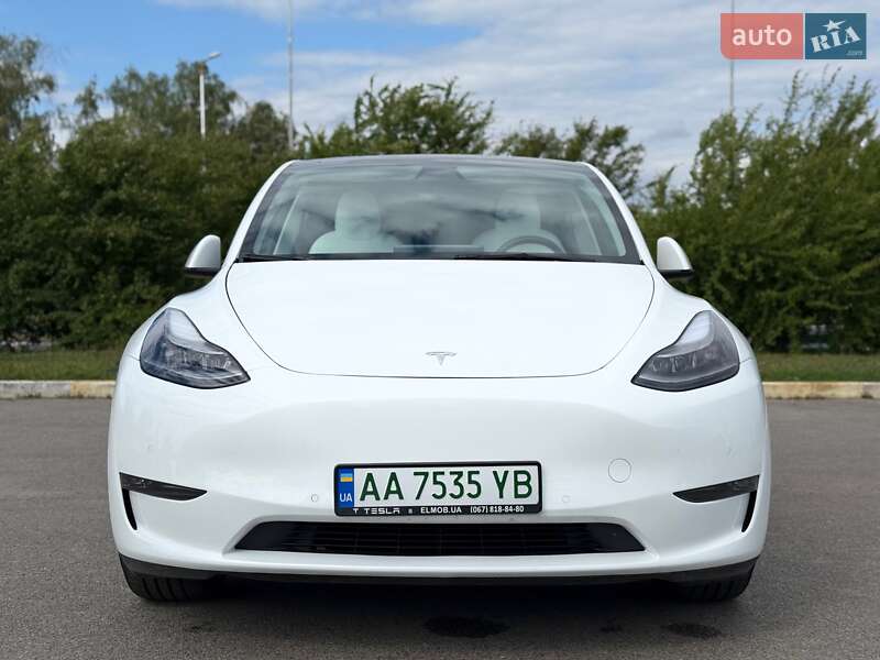 Tesla Model y (2021)