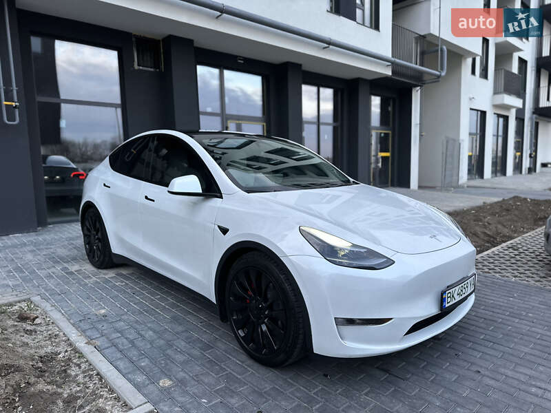 Tesla Model y (2023)