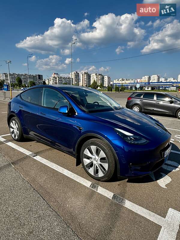 Tesla Model y (2024)