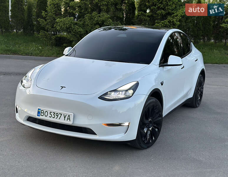 Tesla Model y (2023)