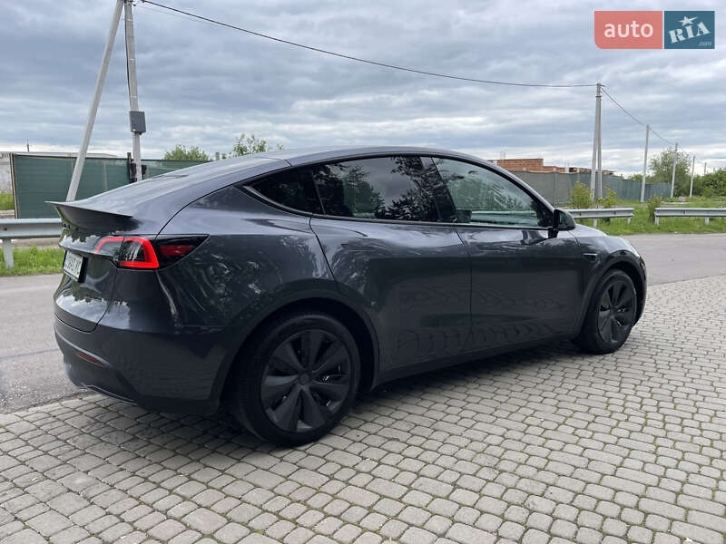 Tesla Model y (2023)
