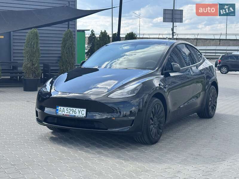 Tesla Model y (2024)