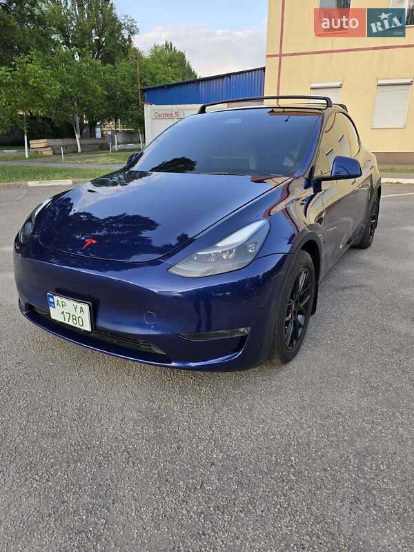 Tesla Model y (2023)