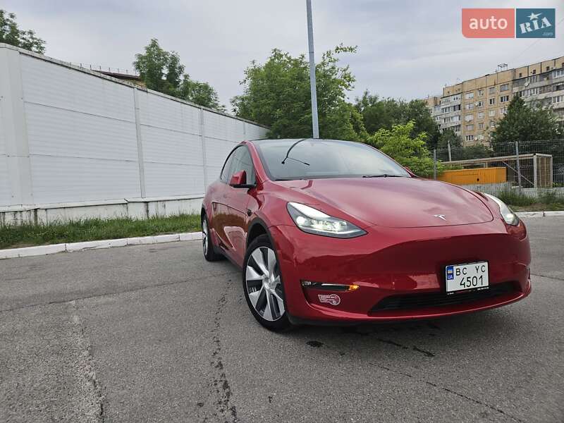 Tesla Model y (2023)