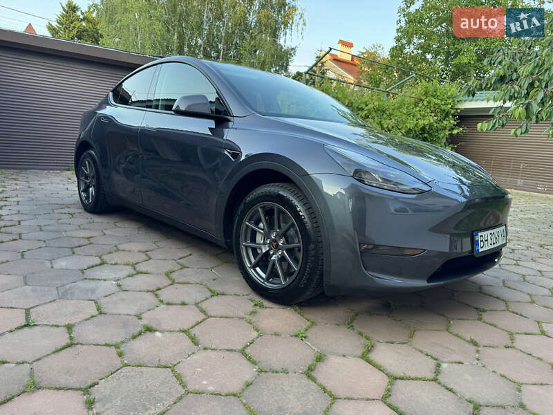 Tesla Model y (2023)