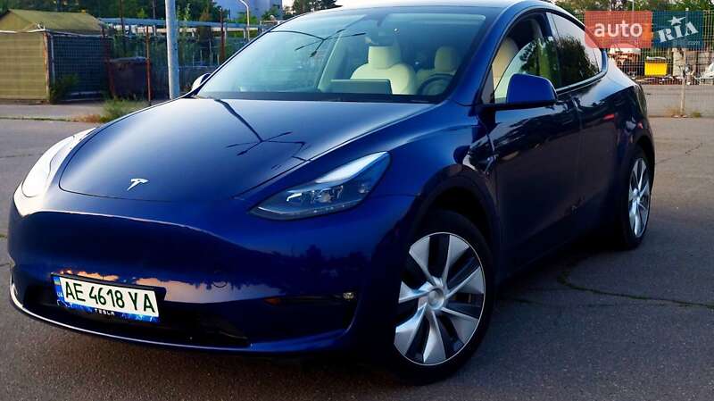 Tesla Model y (2023)