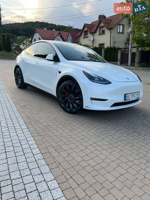 Tesla Model y (2023)