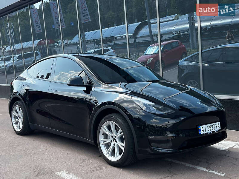 Tesla Model y (2023)