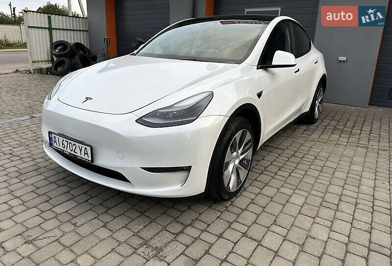 Tesla Model y (2023)