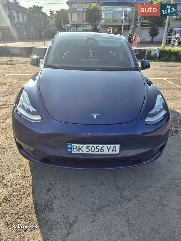 Tesla Model y (2021)