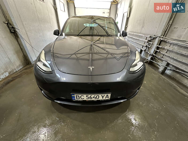 Tesla Model y (2021)